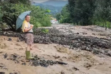 VANREDNA SITUACIJA: Stravično nevreme u Kraljevu, kuće pod vodom, bujica nosila puteve!