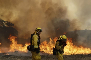 (VIDEO) UŽASAVAJUĆI SNIMAK IZ KALIFORNIJE: Vatreni tornado ubio vatrogasca!