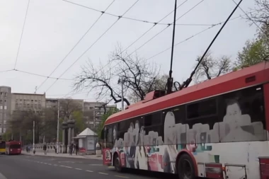Kolaps u saobraćaju i nedeljom: Stale trole na Trgu Republike!