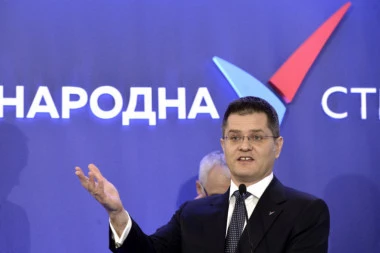 Jeremić se navodno bori za Kosovo, a UŽIVA U IRSKOJ!