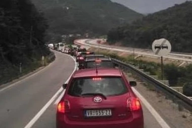 (FOTO) HAOS U GRDELIČKOJ KLISURI! U lančanom sudaru VIŠE OD 20 POVREĐENIH!