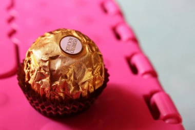 POSAO ZA KOJI SE VREDI I POTUĆI - Treba samo da jedete FERRERO ROCHER!