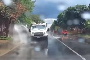 (VIDEO) Vozač kombija namerno prskao pešake, pa GORKO ZAŽALIO!