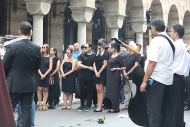(FOTO, VIDEO) SAHRANJEN OGNJANOVIĆ: Sanja Papić se umalo onesvestila, njen lelek odjekivao grobljem!