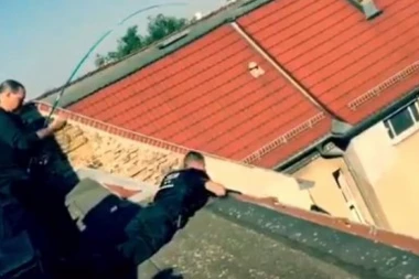 (VIDEO) HIT SNIMAK! Policajci pecaju DROGU na krovu!