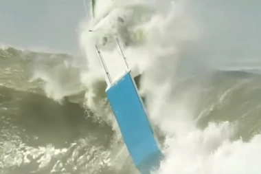 UDARI BURE DO 15O KILOMETARA NA SAT U DALMACIJI: Leteo krov autobuske stanice, avioni ne mogu da slete