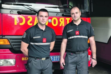 JUNACI BORBE SA VATRENOM STIHIJOM U ZEMUNU: Krov se obrušio, a vatra nas OPKOLILA!