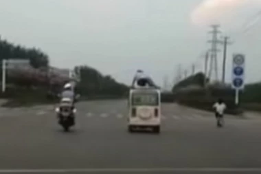 (VIDEO) URNEBESNO! Policajac RIZIKOVAO ŽIVOT da bi uručio kaznu za parking!