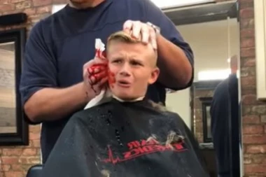 (VIDEO) IMA LI NAIVNIJEG DEČAKA OD OVOG? Ubedili ga da mu je uvo ODSEČENO!