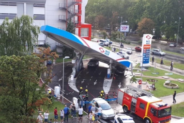 (FOTO) HOROR U NOVOM SADU: Nadstrešnica benzinske pumpe pala i SMRSKALA AUTOMOBILE!