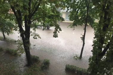 Veliko nevreme u delovima Dalmacije: Bujice vode kuljale ulicama!