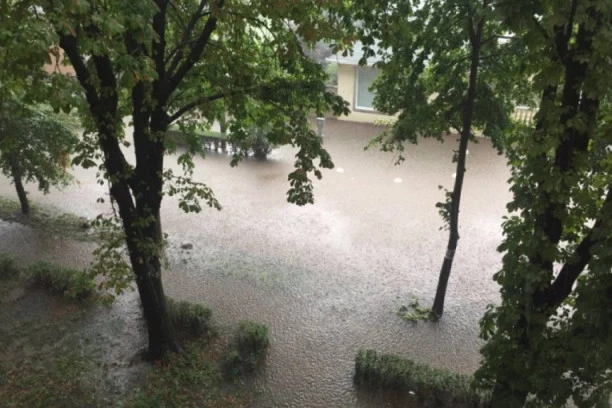 NEVREME NAPRAVILO HAOS U HRVATSKOJ! Bujica izbacivala šahtove, kolaps u saobraćaju