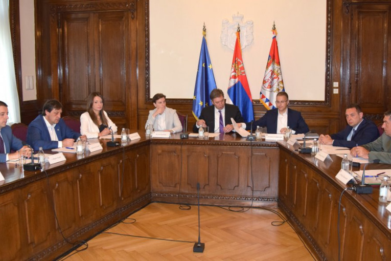 ZAVRŠENA SEDNICA SAVETA ZA NACIONALNU BEZBEDNOST! Đurić: Vučić savetuje Srbe na Kosovu da ne odgovaraju na provokacije!