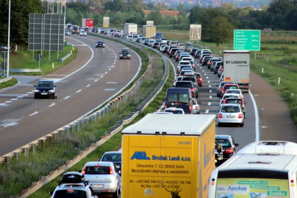 VOZAČI, PAŽNJA! Danas se očekuju gužve na putevima, evo saveta kako da ih izbegnete!