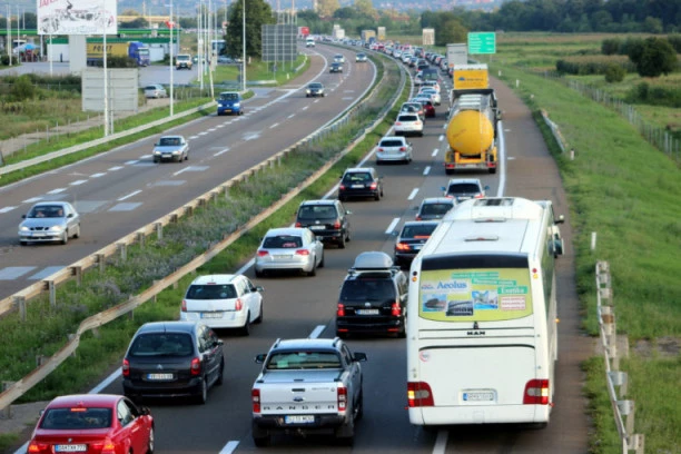 LANČANI SUDAR KOD AERODROMA! Ogromne gužve u smeru ka gradu