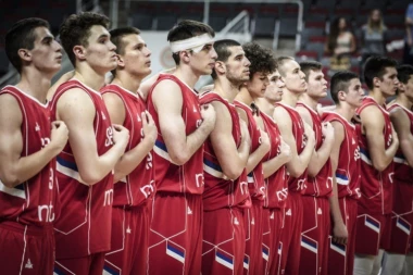 DECO, SVAKA ČAST: Oduševićete se kad vidite kako "orlići" PONOSNO pevaju himnu!