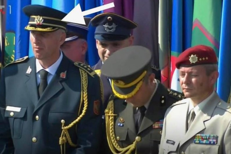 (FOTO) MORALNO DNO: Crnogorski oficir na proslavi "Oluje", pod barjakom "Za dom spremni"!