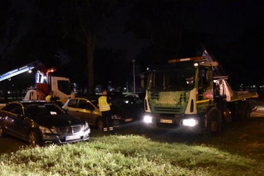 (FOTO) Bahati "Telenor": Vozila parkiraju na zelenoj površini!