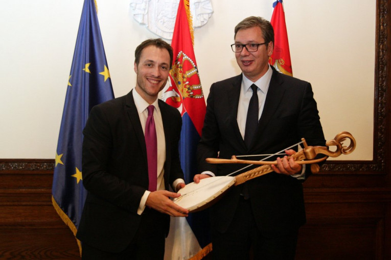 (FOTO) Evo šta je Milačić poklonio Vučiću na sastanku predsednika sa predstavnicima Srba iz Crne Gore!