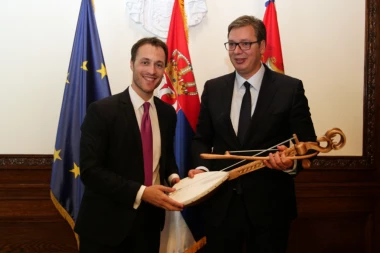 (FOTO) Evo šta je Milačić poklonio Vučiću na sastanku predsednika sa predstavnicima Srba iz Crne Gore!