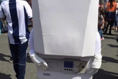 (VIDEO) NAVIJAČI NE VERUJU: Ovaj klub ima najbizarniju maskotu ikada!