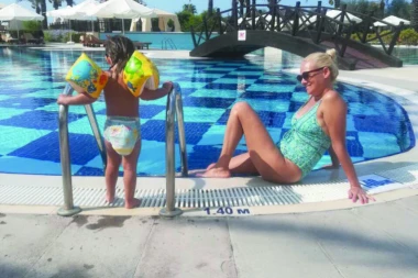 ILDA SE RAZGOLITILA pored bazena!