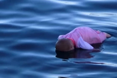 KAO U HOROR FILMU! Telo bebe plutalo po vodi!