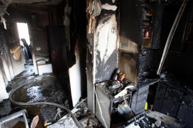 (FOTO) Tuga! Devojčica preminula u požaru, bratu se bore za život, a od kuće u Senti ostalo zgarište