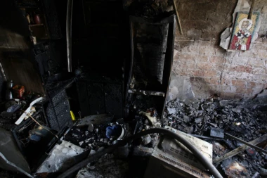 (FOTO) UGLJENISANI STAN U BULEVARU DESPOTA STEFANA: Vatra uništila sve, ostalo zgarište!