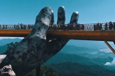 (VIDEO) MOST U "BOŽJIM RUKAMA": On je svetska atrakcija, ljudi hrle da se slikaju na njemu!