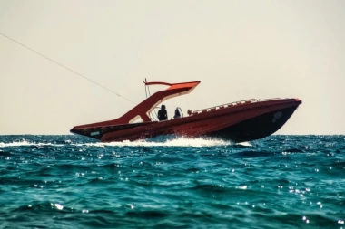 HOROR U CRNOJ GORI: Američki gliser udario Ruskinju (28) dok se kupala!