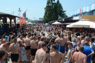 OPŠTA NAVALA: Na bazenima Akva parka u Jagodini 4.000 kupača