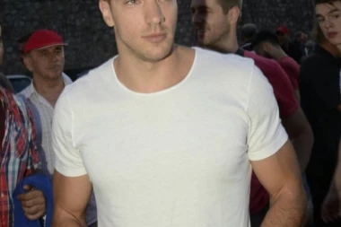 Tribine pune poznatih lica! Evo ko je sve došao da bodri crveno-bele!