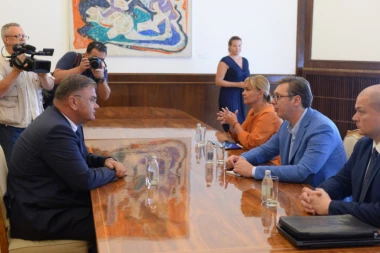 RAZGOVOR VUČIĆA I IVANIĆA: Jačati političke odnose i ekonomsku saradnju