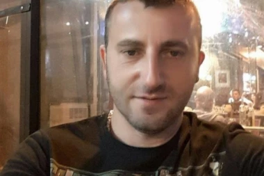 POKUŠALI DA UBIJU ČUMETOVOG ŠEFA OBEZBEĐENJA! Aleksandar video cev oružja pa legao na sedište