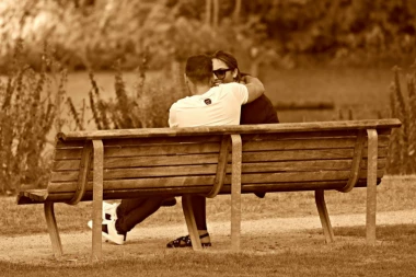 NEVINOST JE PONOVO NA CENI: Devojke sa juga Srbije pribegavaju trendu koji je opasan po zdravlje