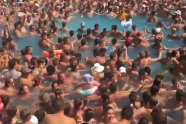 (VIDEO) RUMUNI IMITIRAJU PALMU: Raspalili kolo usred bazena