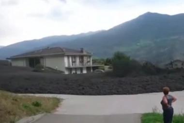 (VIDEO) HOROR: Jeziva CRNA MASA progutala selo!