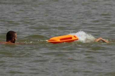 DRAMA U SREMSKOJ MITROVICI: Muškarac nestao u Savi, ronilačke jedinice ga traže!