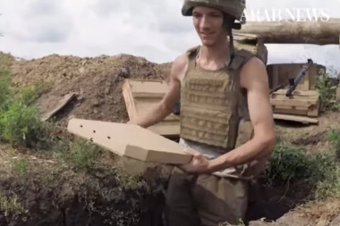 (VIDEO) DOSTAVLJAČ PICE NA RATIŠTU: "Jedite brzo, dok ne zapucaju!"