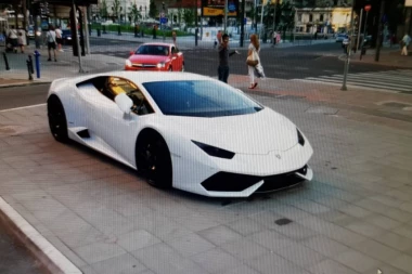 (FOTO) Bahatom vozaču pauk digao "lamborgini" u centru Beograda: Auto je dobio za 18 rođendan, a vozio ga je 200 na sat!