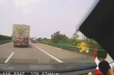 (JEZIV VIDEO) Obilazio kamion preko pune, PA POKOSIO LJUDE!