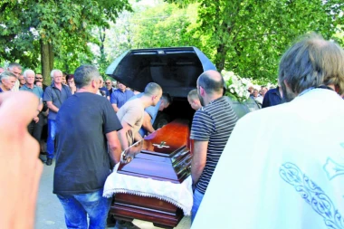 (FOTO) SAHRANJEN KUM GOCE TRŽAN: Porodica i prijatelji oprostili se od Marija Trtića