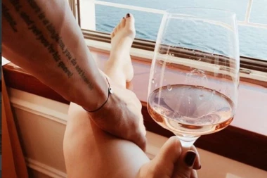 Seka se razgolitila pored prozora!