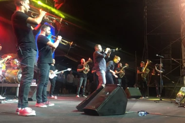 (VIDEO) GUČA GRMI: Zaharova uživa uz trubu Dejana Petrovića