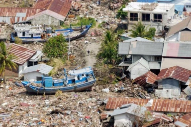 (FOTO, VIDEO) PUSTOŠ U INDONEZIJI! MRTVA TELA PREKRILA PLAŽU: Povećao se broj stradalih u udaru zemljotresa i cunamija!