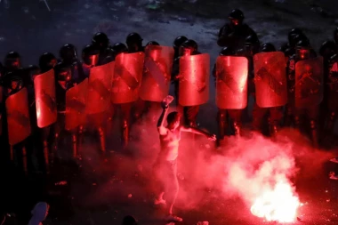 (FOTO) HAOS U REGIONU: SUKOB PROTESTANATA I POLICIJE URNIŠE RUMUNIJU