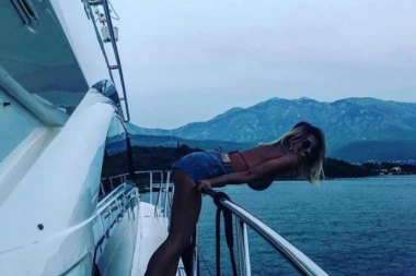 KIJA SE BAŠKARI NA JAHTI: Zavrteće vam se u gavi kada je vidite u ovoj pozi!
