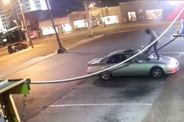 (VIDEO) "POPIO KORPU" PA POLUDEO! Evo šta je uradio kada je devojka odbila da mu da broj telefona!