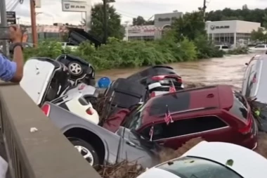 (VIDEO) ŠOK SCENE IZ NJU DŽERSIJA: Poplava odnela sve džipove iz salona automobila